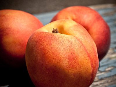 Аллергия на персики и пыльцу березы: что общего?